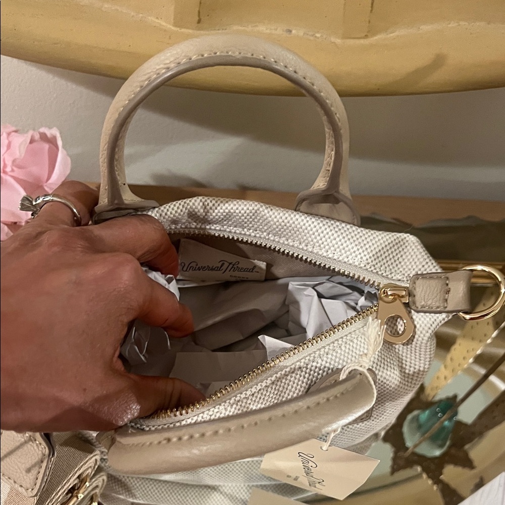 Universal Thread Handbag💄💋 - Picture 5 of 8